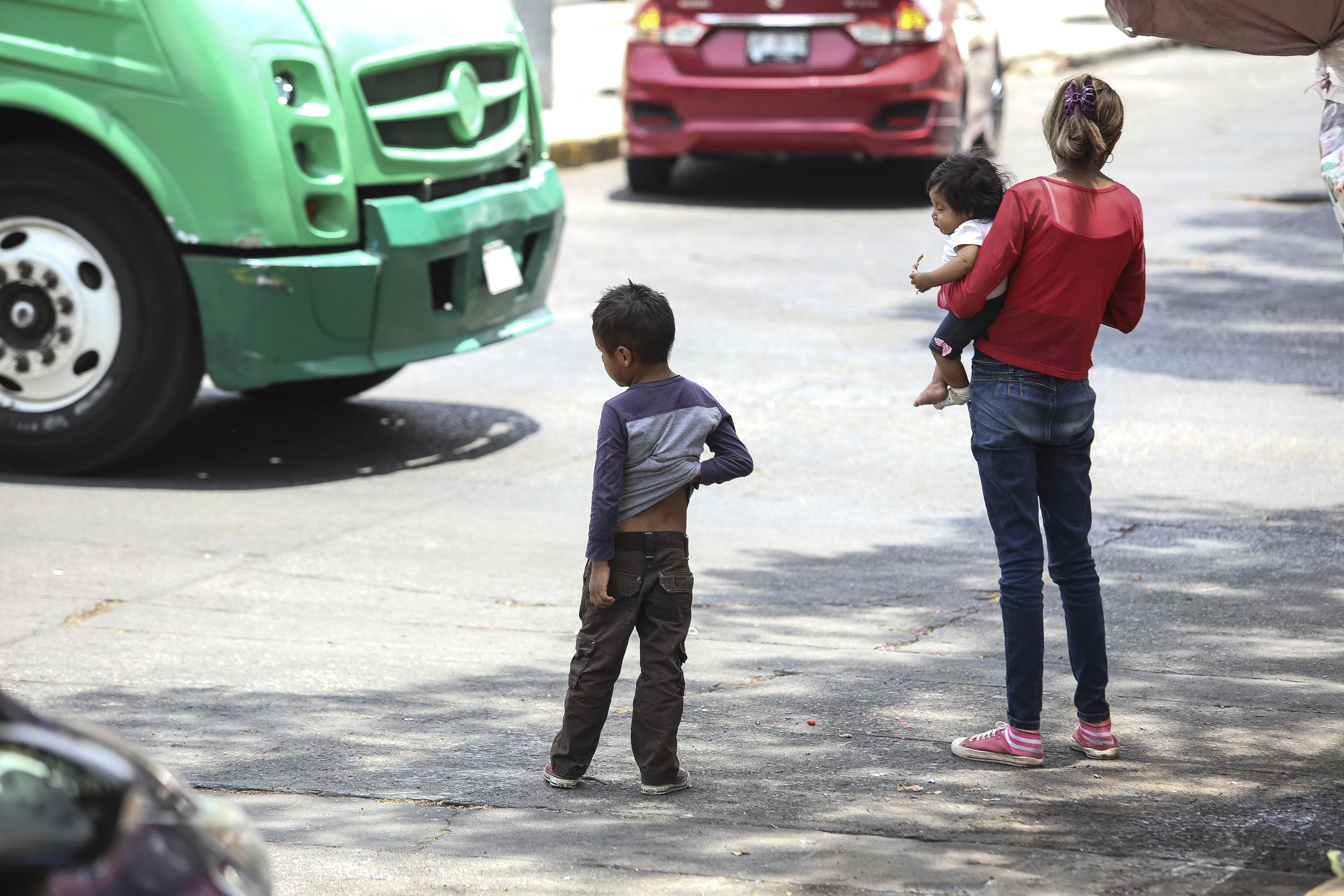 Niño niña de 5 años se encuentra en la calle cerca de la valla